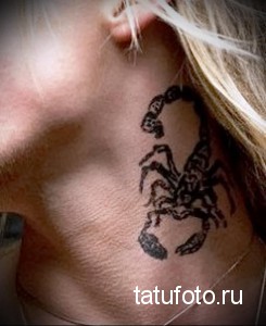 Фото нежной татуировки скорпиона на шее. Черно-белый рисунок татуировки с плавными линиями и детальной проработкой.