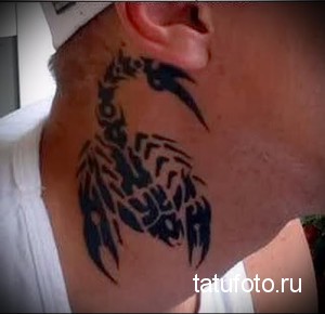 Фото татуировки скорпиона в стиле трайбл на шее. Черно-белый рисунок татуировки с геометрическими узорами и острыми линиями.