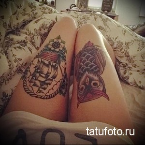 Фото парных татуировок с изображением сов на бедрах. Одна сова в стиле олдскул с кораблем, другая - в черно-белом графическом стиле.