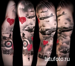 Фото татуировки: детализированный рукав тату с изображением самолетов, красных сердец, абстрактных элементов и надписей, выполненный в реалистичном стиле.
