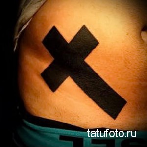 Фото тату геометрического креста на боку. Черный крест, геометрические фигуры, современный стиль, минималистичный дизайн.