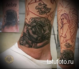 Фото тату ангела с маской и долларами на ноге. Черно-серый рисунок с детальной проработкой и элементами граффити.