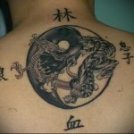 тигр и дракон тату с иероглифами на шее сзади