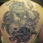 тигр и дракон тату с инь янем на спине мужчины