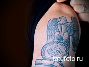 Фото тату орла на плече с изображением символики. Черно-белая татуировка в реалистичном стиле. Идеи для тату для мужчин.