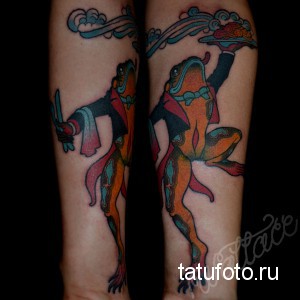 Фото тату лягушки на руке. Две лягушки в костюмах официантов с подносами, оригинальный и забавный рисунок татуировки.