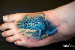 Тату лягушка синяя внизу ноги у пальцеа