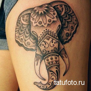 Фото тату головы слона на бедре в технике pointillism. Изображение выполнено в оттенках серого с использованием множества точек, создающих эффект объема и текстуры.