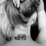 Тату слон и слоненок на шее у девушки