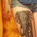 Тату слона на ноге для девушки - рисунок большой выше колена