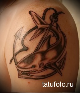 Фото тату: черно-серая татуировка, акула и якорь, морская тематика, рисунок татуировки на плече.