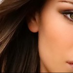 Крупный план лица девушки с акцентом на ее глазах и бровях. Изображение вдохновляет на создание татуировок, подчеркивающих красоту и загадочность взгляда.