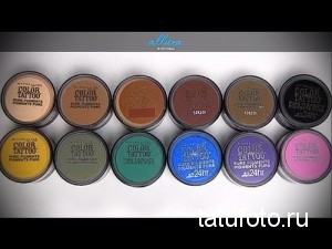 Фотография палитры пигментов для татуировок Maybelline Tattoo в круглых контейнерах. Видны различные оттенки коричневого, желтого, зеленого, синего и розового.