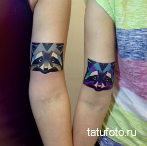 Фото парных татуировок енотов, выполненных в стиле полигонального искусства. Геометрические формы и яркие цвета создают современный и стильный дизайн.