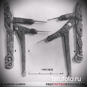 Фотография трех старинных тату-инструментов, изготовленных из дерева и оснащенных острыми иглами, используемых в традиционных ритуалах татуировки.