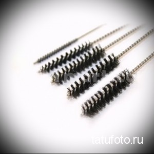 Фотография набора тонких кистей для татуировки, используемых мастером для нанесения контуров и детализации рисунка тату. Инструменты для тату.