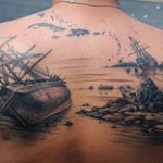 Фото тату на спине, изображающее два тонущих корабля в бушующем море. Реалистичная проработка деталей, темные тона, драматичная сцена.