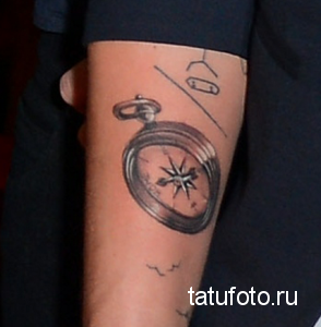 Фото тату компаса на предплечье, выполненного в технике blackwork. Тонкие линии, минималистичный дизайн, морская тематика.