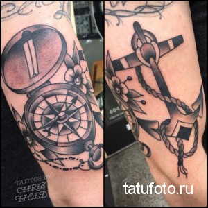 Фото коллажа татуировок на руке: компас с розами и якорь с канатом. Черно-белые тату, стиль олд скул, морская тематика.