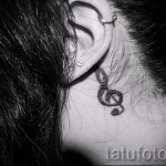 treble clef tattoo behind the ear 1 foto