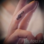 treble clef tattoo on his arm 2 foto