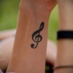treble clef tattoo on his arm 4 foto
