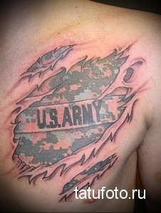Фото тату с изображением флага США и надписи 'US ARMY' на фоне разорванной кожи на груди. Черно-серая татуировка.