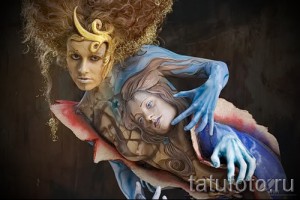 Фото боди-арта: пара, изображающая романтическую сцену, нежные цвета, переплетенные руки, лица в профиль, драматическое освещение.