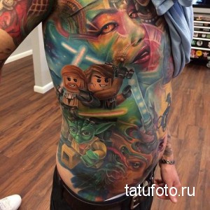 Фото тату: яркая и детализированная татуировка на боку мужчины с изображением персонажей Звездных войн, выполненных в стиле Лего. Рисунок выполнен в ярких цветах.