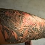 Фото неудачной татуировки на руке, с признаками воспаления и повреждения кожи. Иллюстрация проблем заживления тату.