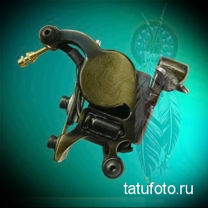 Фото винтажной тату-машинки с изображением дракона. Старинное оборудование для татуировки.