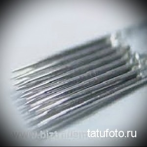 Фотография игл для тату, крупный план, стерильная упаковка, острые кончики, инструмент для нанесения рисунков татуировки.
