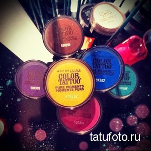 Фотография палитры пигментов Maybelline Color Tattoo в различных ярких оттенках: коричневый, синий, желтый, фиолетовый и другие. Идеально для вдохновения и выбора цвета.