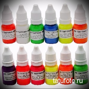 Фотография палитры UV красок для татуировок, включающей в себя яркие неоновые оттенки: белый, зеленый, синий, желтый, оранжевый и другие. Подходит для создания уникальных татуировок.