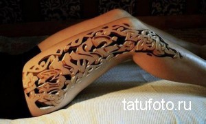 Фото тату: 3D татуировка на ноге, создающая иллюзию объемного узора. Светло-коричневые тона, реалистичный эффект, детализированный рисунок.