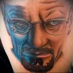 Фото реалистичной татуировки Уолтера Уайта из сериала Breaking Bad на плече. Детализированный черно-серый портрет с голубыми глазами.
