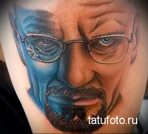 Фото реалистичной татуировки Уолтера Уайта из сериала Breaking Bad на плече. Детализированный черно-серый портрет с голубыми глазами.