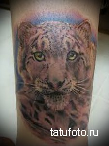 Фото тату головы леопарда на руке. Реалистичный рисунок с яркими глазами и детальной проработкой шерсти. Идеально для любителей диких животных.
