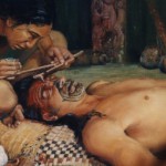 Старинное фото, изображающее процесс нанесения татуировки в традиционной культуре: мастер наносит рисунок на лицо и тело человека.