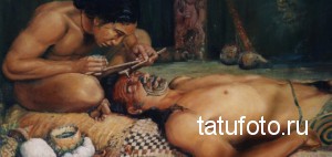 Старинное фото, изображающее процесс нанесения татуировки в традиционной культуре: мастер наносит рисунок на лицо и тело человека.