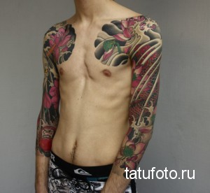 Фото татуировки в японском стиле на груди и руке мужчины. Изображение лотосов, волн и традиционных японских узоров.