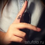 скрипичный ключ тату на пальце 3 фото