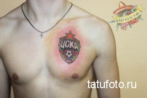 Фото тату: изображение логотипа футбольного клуба ЦСКА на груди. Яркие цвета, четкие линии и аккуратное исполнение.