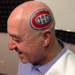 Фото татуировки с логотипом хоккейной команды Montreal Canadiens на лысой голове. Логотип выполнен в красном, синем и белом цветах.