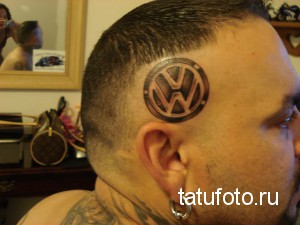Фото тату на виске с изображением логотипа Volkswagen. Необычное и смелое решение для автолюбителей.