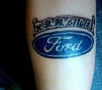 Фото тату на руке с изображением логотипа Ford. Классический дизайн для автолюбителей.
