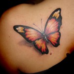 трехмерная бабочка в тату на лопатку девушке