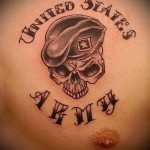 Фото тату черепа в военном берете с надписью "United States Army". Черно-серые тона, реалистичный стиль.