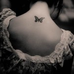 черная бабочка - женская тату на шее сзади