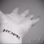 Черно-белое фото татуировки с надписью 'Hope' на запястье. Простой, лаконичный шрифт, четкие линии. Идеально для любителей минимализма.
